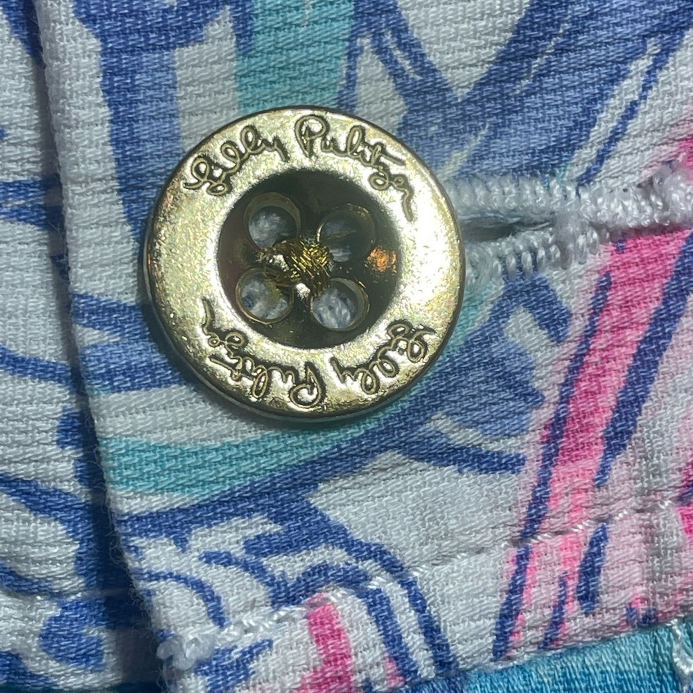 LILLY‎ PULITZER "WALSH"
BLUE SHELL TO RAISE HAVEN
SHORTS SIZE- 00 - Picture 12 of 15